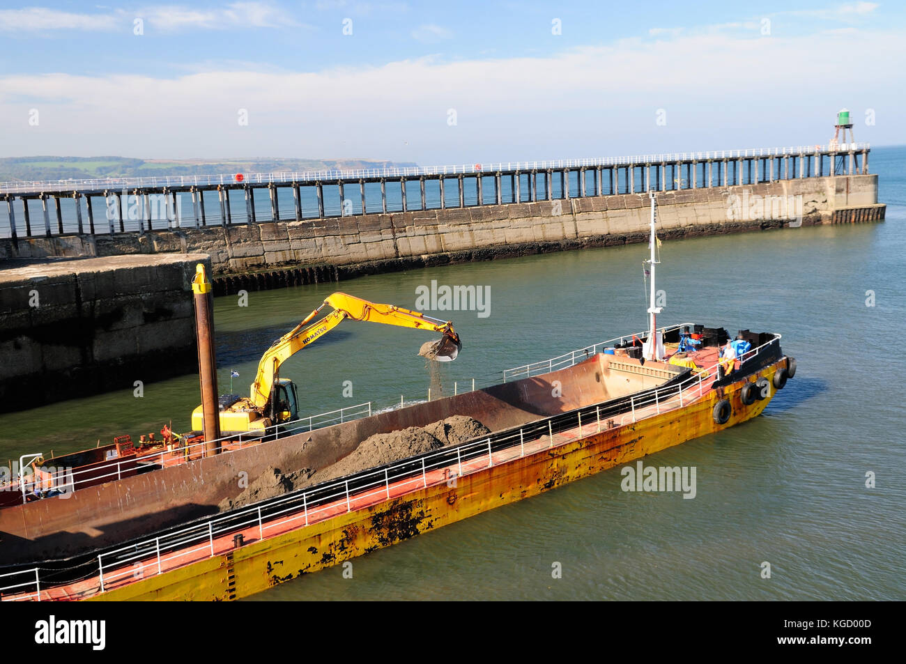 Ausbaggern des Schifffahrtskanals an der Einfahrt zum Hafen von Whitby. Stockfoto