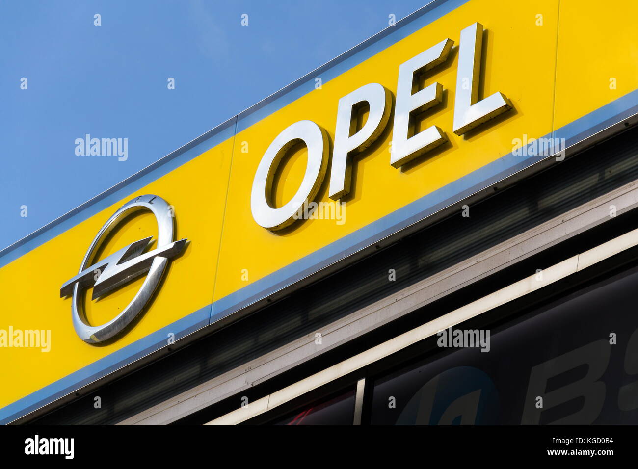 Prag, tschechische Republik - 5. November: Opel Car Firmenlogo auf Autohaus Gebäude am 5. November 2017 in Prag. psa-Gruppe plant, die Anzahl der zu schneiden Stockfoto