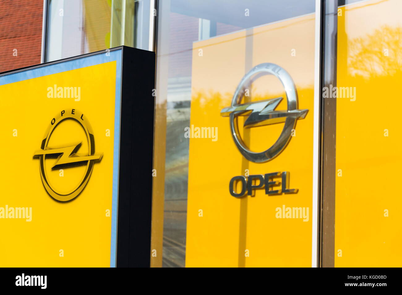 Prag, tschechische Republik - 5. November: Opel Car Firmenlogo auf Autohaus Gebäude am 5. November 2017 in Prag. psa-Gruppe plant, die Anzahl der zu schneiden Stockfoto