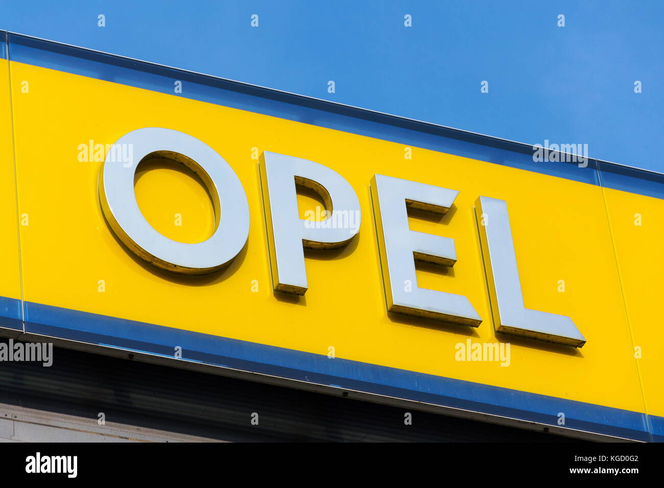 Prag, tschechische Republik - 5. November: Opel Car Firmenlogo auf Autohaus Gebäude am 5. November 2017 in Prag. psa-Gruppe plant, die Anzahl der zu schneiden Stockfoto