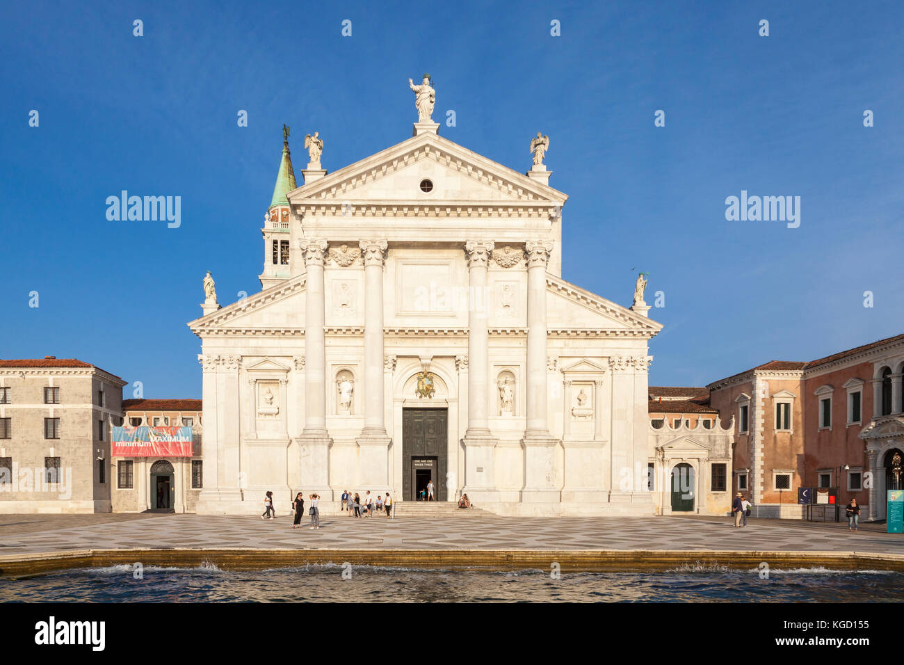 Fassade der Kirche San Giorgio Maggiore von Palladio auf Isola San Giorgio Maggiore, Venedig, Italien, bei Sonnenuntergang. Touristen in den Vorplatz Stockfoto