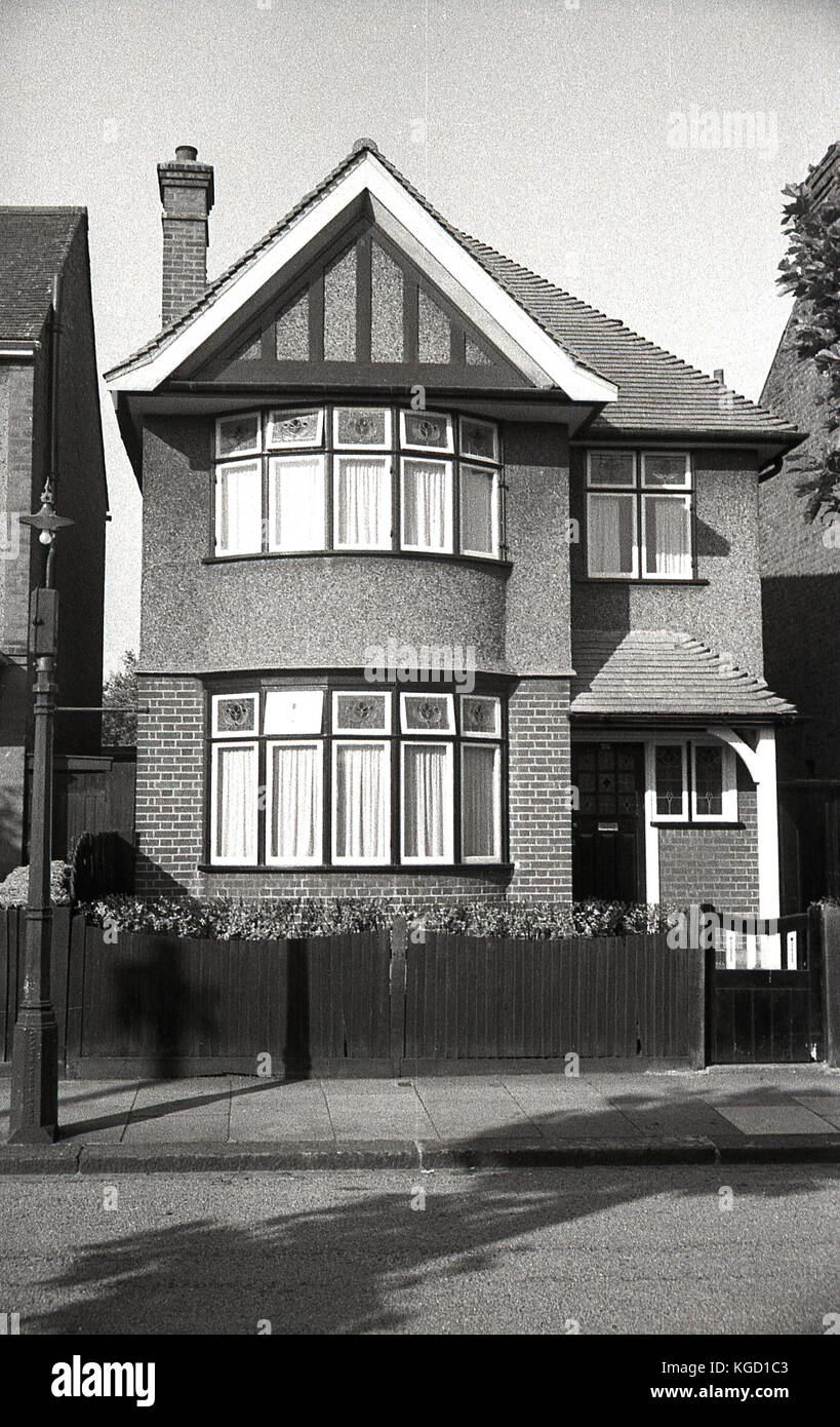 1940er, England, Außenansicht eines gut gebauten Einfamilienhauses in den Vororten. In der Vorkriegszeit der 1930er Jahre im traditionellen Stil erbaut, mit einer abgerundeten Bucht und einverglasten Flügeltüren in Holzrahmen, die aus mehreren 'Door'-Fenstern mit kleineren Fanlichtfenstern darüber bestanden. Die obere Hälfte des Hauses hat einen Kieselstein-Strich außen und es freistehend und nicht, Doppelhaus würde bedeuten, dass das Haus in einer wohlhabenden Gegend war. Stockfoto