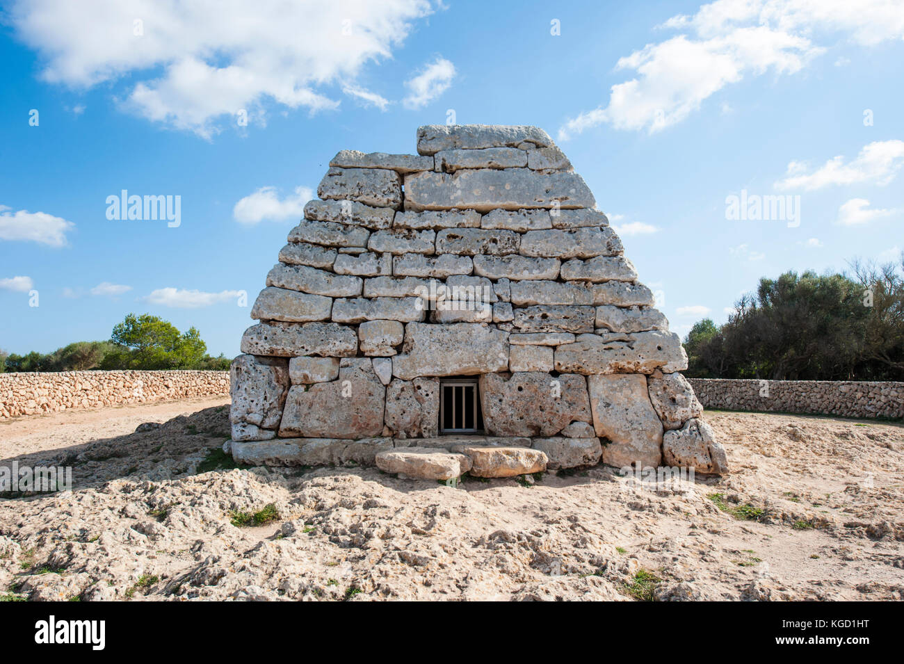 Naveta d'Es Tudons - megalithische Grabstätte in der Nähe von Ciutadella im westlichen Teil von Menorca, Balearen, Spanien, Mediterrranean Meer. Stockfoto