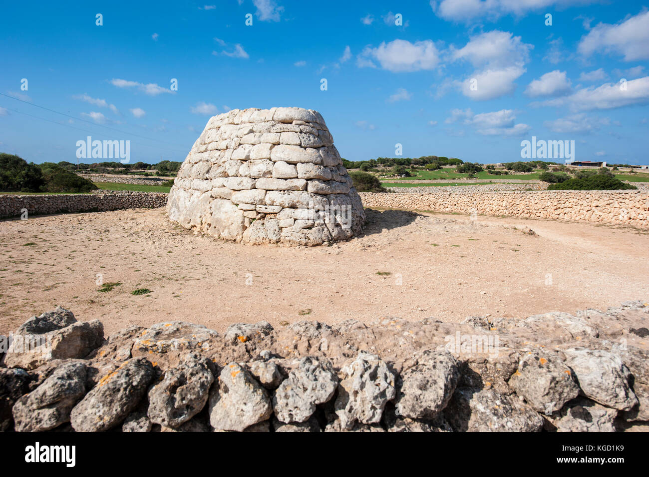 Naveta d'Es Tudons - megalithische Grabstätte in der Nähe von Ciutadella im westlichen Teil von Menorca, Balearen, Spanien, Mediterrranean Meer. Stockfoto