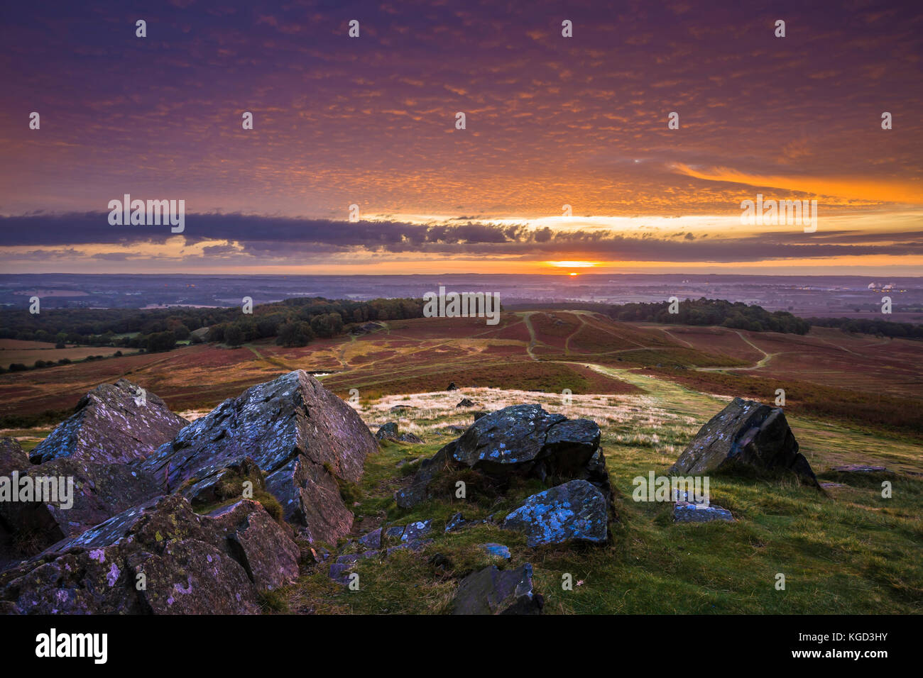 Sonnenaufgang über Bradgate Park, wo die präkambrischen Gesteine sind einige der ältesten in Großbritannien. Stockfoto