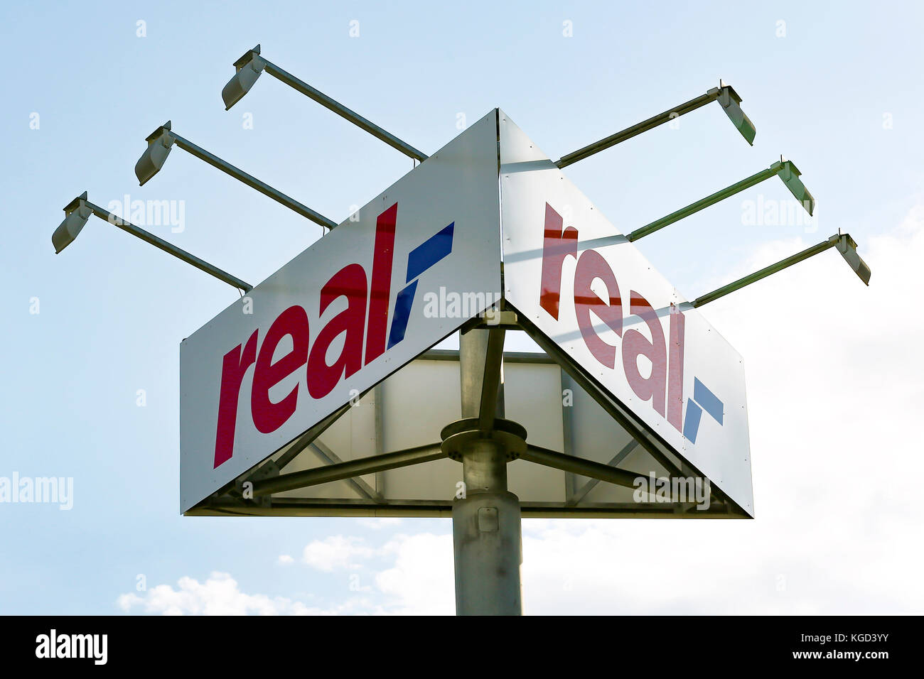 WETZLAR, DEUTSCHLAND JULI 2017 RealLogo von Real Supermarkt. Real ist