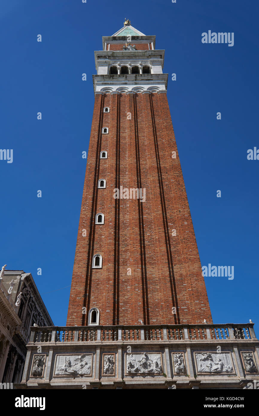 Ein Blick auf den Campanile auf dem Markusplatz. Stockfoto