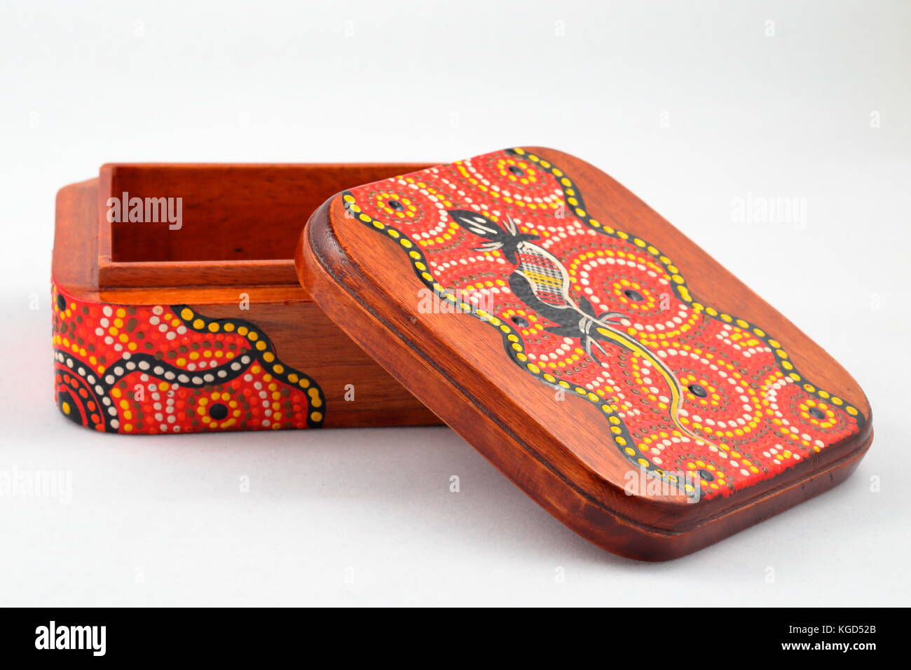 Einzigartig gestalteten Schmuck aus Holz wird geöffnet Stockfoto