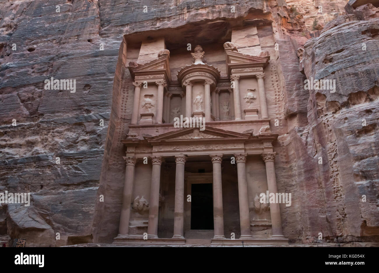 Geschnitzte Felsen aus rosa Sandstein, die Schatzkammer, oder Al Khazneh, Nabatäische grabkunst Grab, Petra, Jordanien, Naher Osten Stockfoto