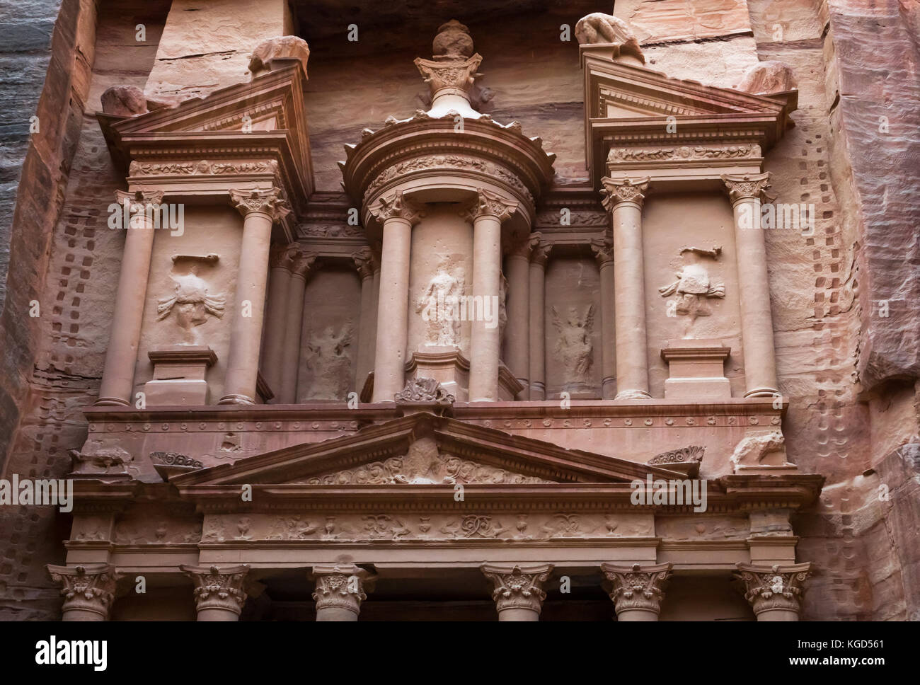 Blick auf kunstvoll geschnitzten rosafarbenen Sandstein, das Schatzamt, Al Khazneh, Petra, Jordanien, Naher Osten Stockfoto