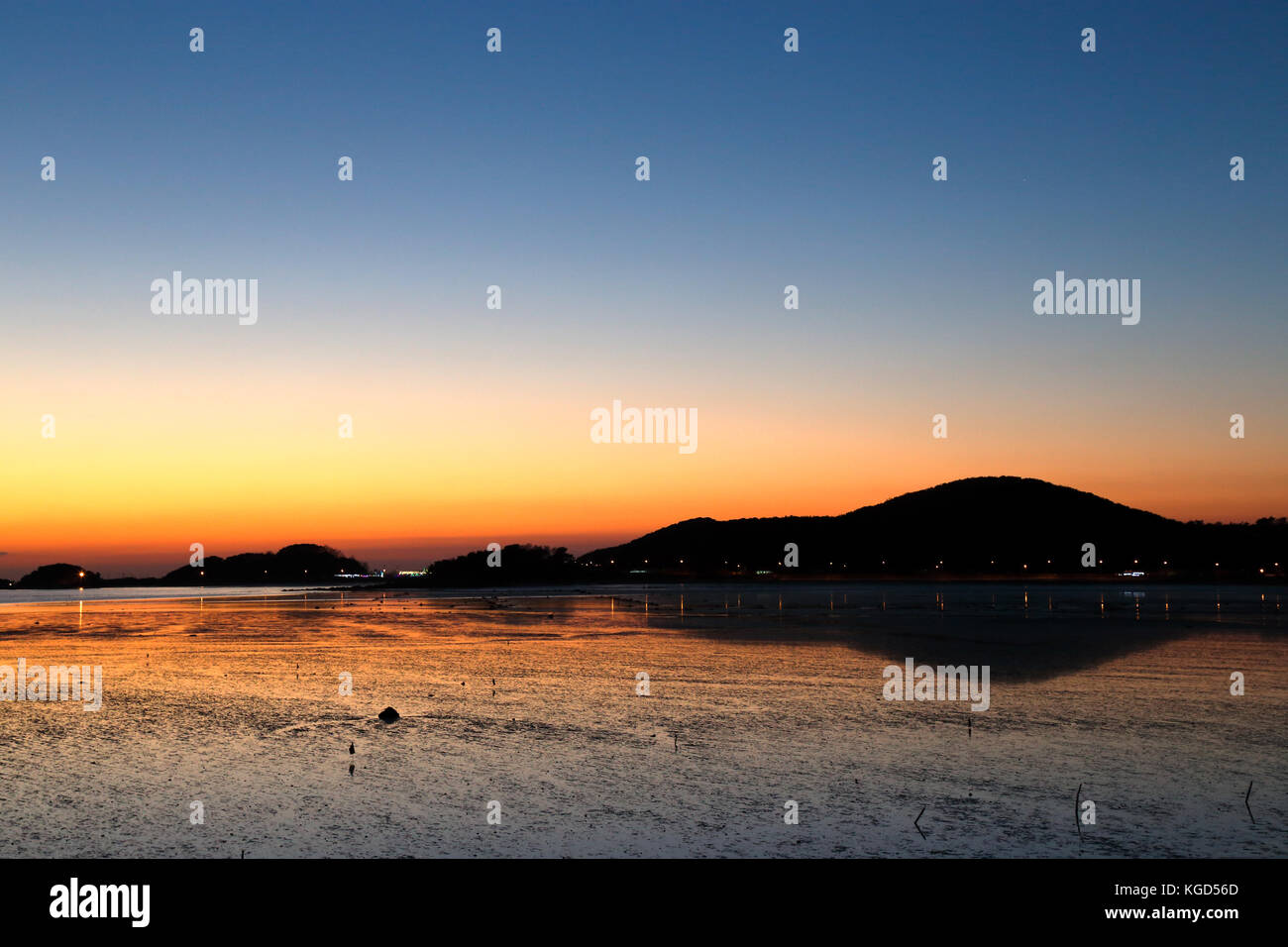 Nach einem Sonnenuntergang über Schlamm Feld ergab bei Ebbe auf einer Insel in Südkorea Stockfoto