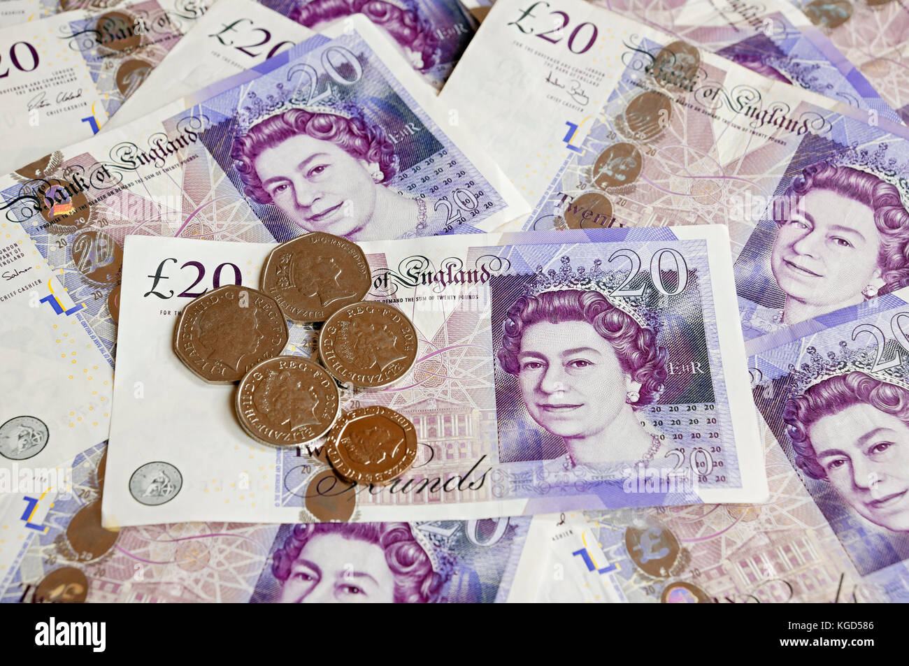 Englisch zwanzig Pfund Banknoten und Münzen. Stockfoto