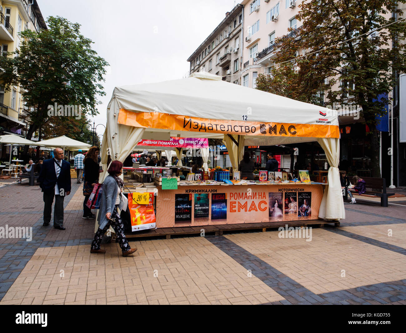 Ein Buch Shop Zelt in der Mitte der vitoshka Walking Street, Sofia. Stockfoto