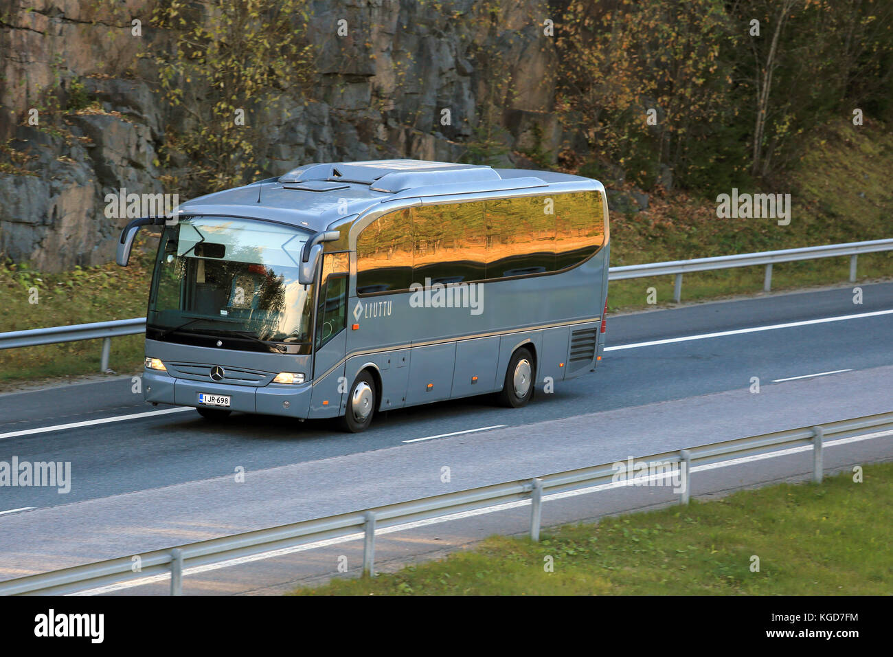 RIIHIMAKI, FINNLAND - 10. OKTOBER 2015: Grauer Mercedes-Benz-Bus auf der Autobahn. Sicherheitssysteme spielen in den Bussen und Reisebussen von Daimle eine herausragende Rolle Stockfoto