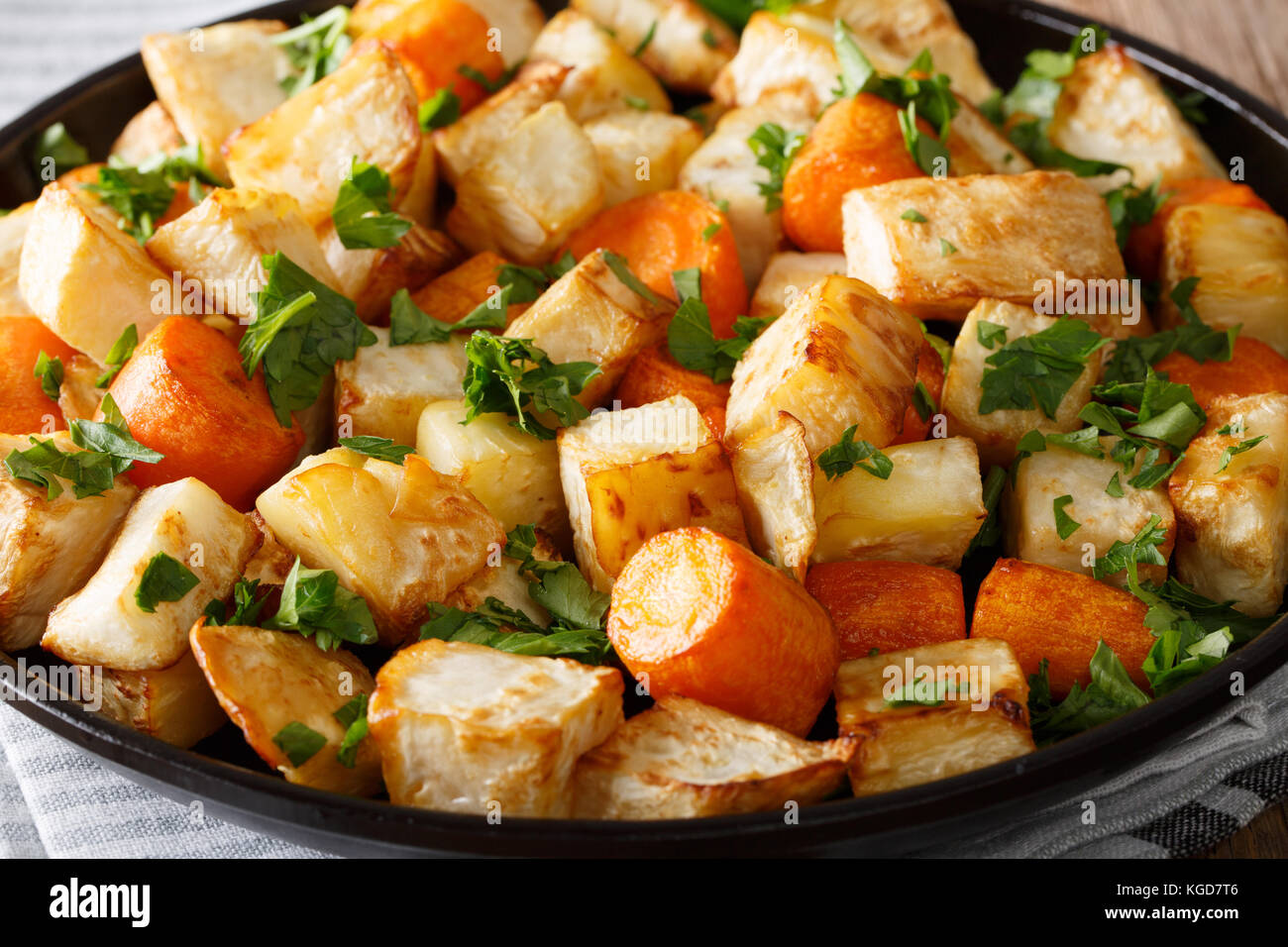 Gebackener Sellerie und Karotten Makro auf einem Teller. Horizontale Stockfoto