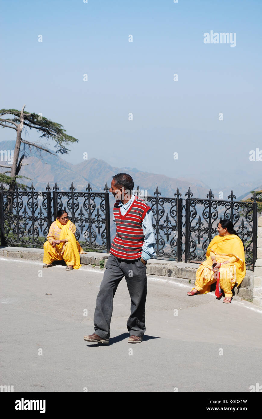 Ein Mann, der mit zwei Frauen in Shimla, Indien, einen Spaziergang macht Stockfoto
