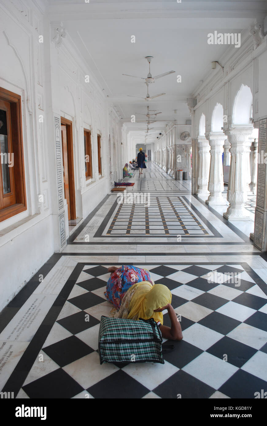 Frau Entspannung im Goldenen Tempel, Amritsar, Indien Stockfoto