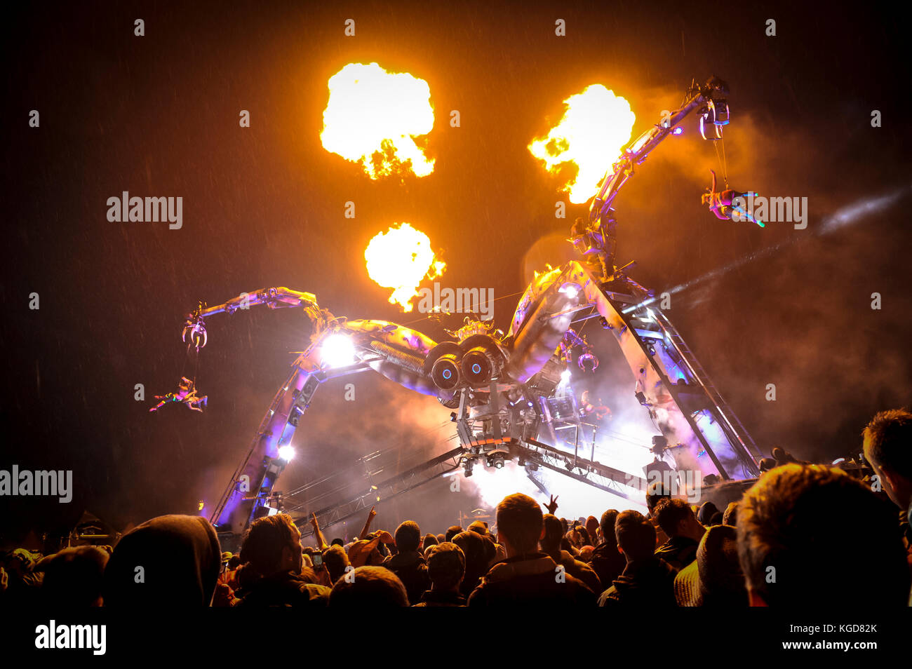 Festivalbesucher sehen Sie eine Performance von Arcadia, eine riesige Spinne, bestehend aus Flammen und Laser in der Melodie zu den Bass-stampfenden Musik DJs an der Kunst und Musik Stockfoto