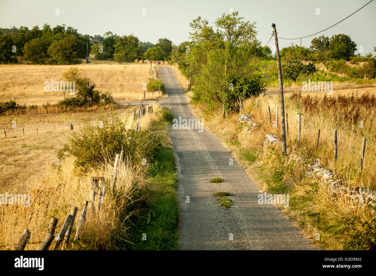 Eine Landstraße verschwindet in der Entfernung in Cahors, Frankreich Stockfoto