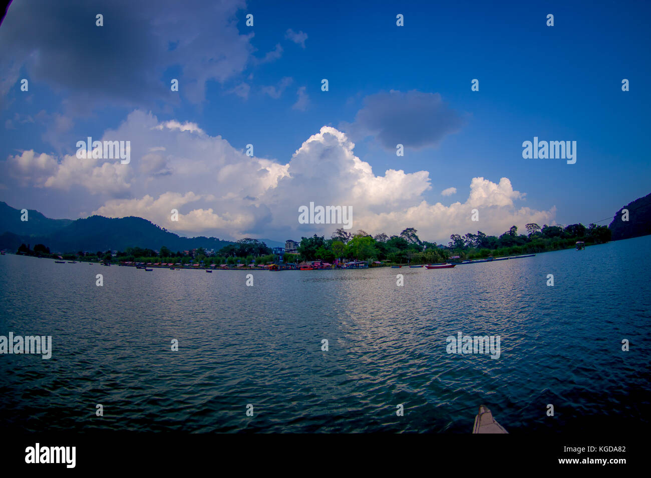 Schöne Landschaft des Phewa Tal-See mit Gebäuden in der Horizont in Pokhara Stadt kaski District gandaki Zone - Nepal Stockfoto