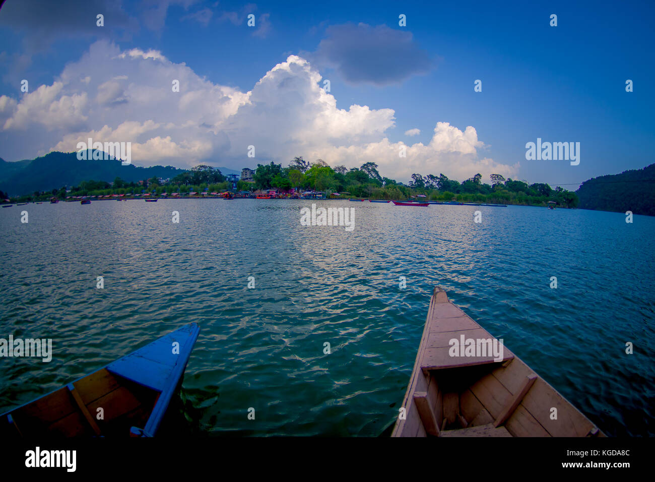 Nahaufnahme der Spitze des Bootes mit einer schönen Landschaft des Phewa Tal-See mit Gebäuden in der Horizont in Pokhara Stadt kaski District gandaki Zone - Nepal Stockfoto