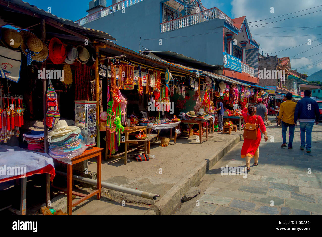 Kathmandu, Nepal - September 04, 2017: unbekannte Menschen zu Fuß in den Morgen Markt in Kathmandu, Nepal. Die Morgen Markt liegt in der Nähe des Annapurna Tempel in der Innenstadt von Kathmandu, Nepal Stockfoto