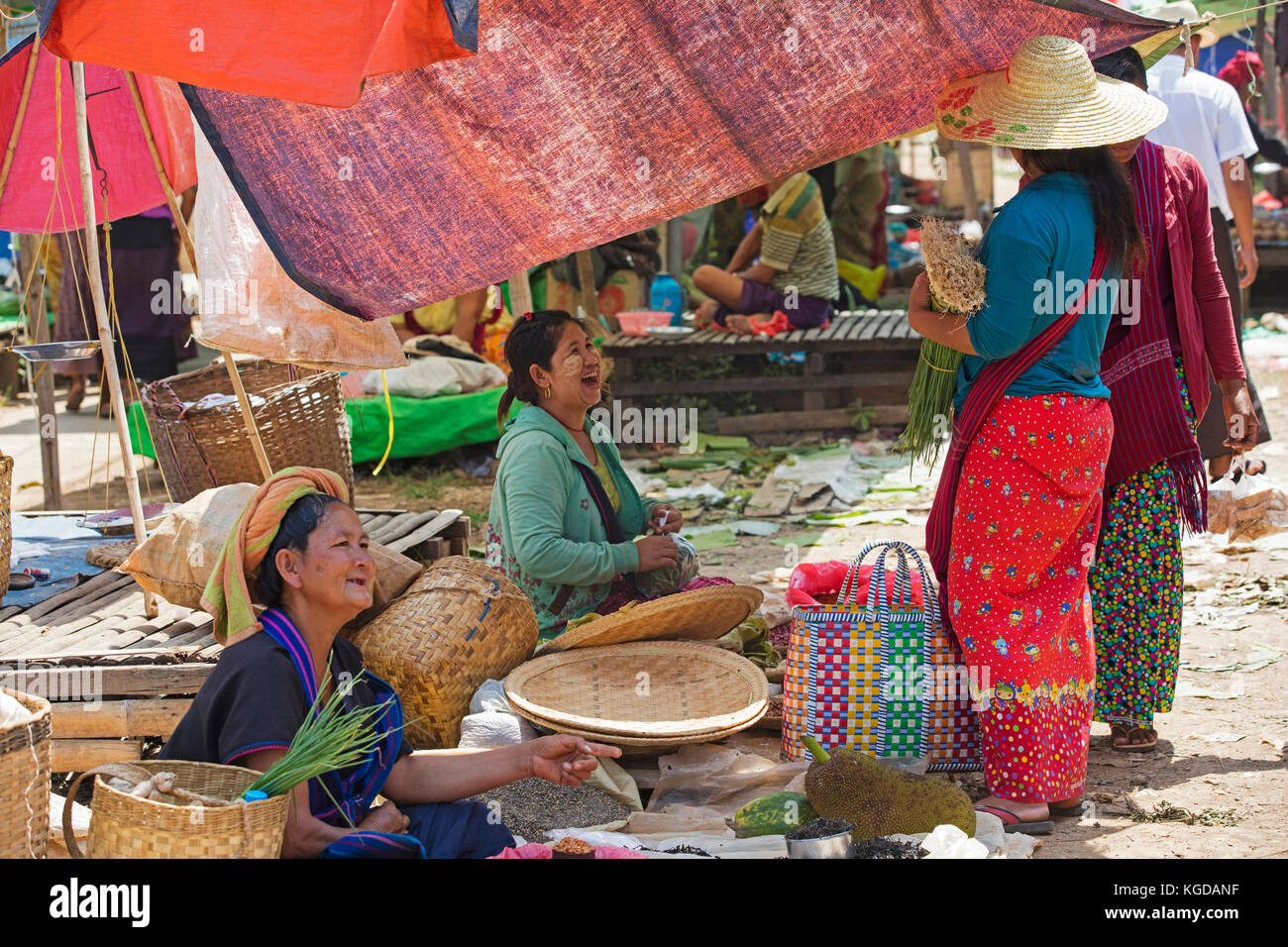 Die burmesische Frauen verkaufen Gemüse am Markt im Dorf entlang Inle See, nyaungshwe, Shan Staat, Myanmar/Burma Stockfoto