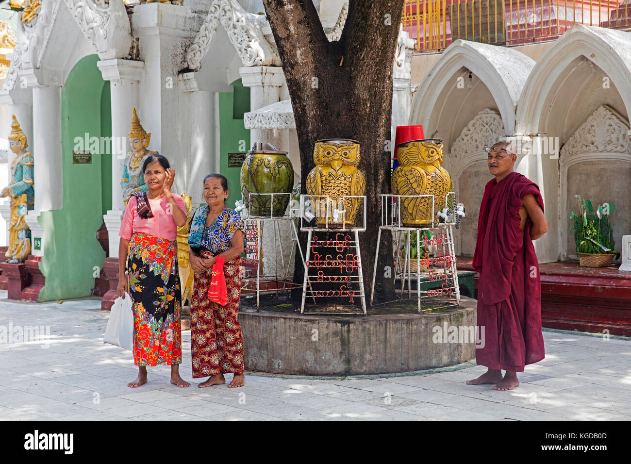 Birmanischen Besucher und Mönch an der Shwedagon Pagode/Goldene Pagode in Yangon, Myanmar in Yangon/Rangun, Myanmar/Burma Stockfoto