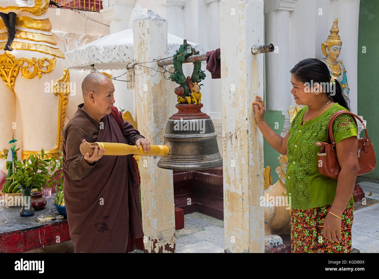 Chinesische Mönch läutenden Glocke an der Shwedagon Pagode/Goldene Pagode in Yangon, Myanmar in Yangon/Rangun, Myanmar/Burma Stockfoto