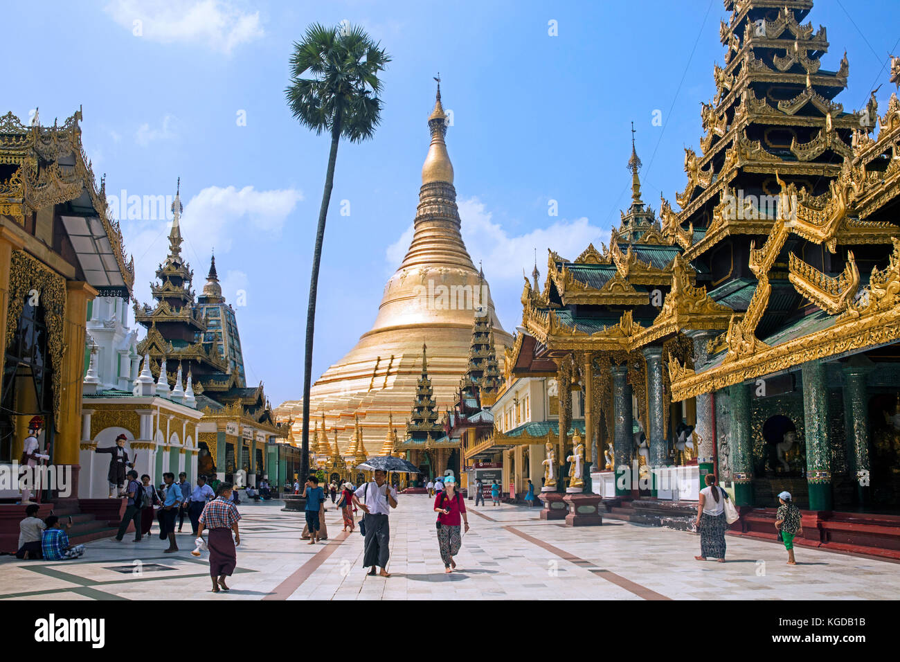 Touristen, die in der Shwedagon Pagode/Goldene Pagode in Yangon/Rangun, Myanmar/Burma Stockfoto