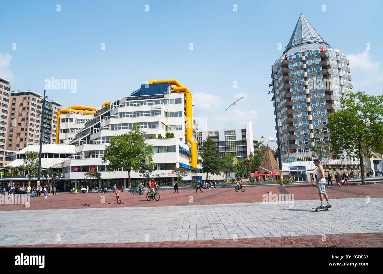 Rotterdam, Niederlande - 22 August, 2017; junger Mann skateboards durch blaak Platz während die Menschen sammeln oder Zyklus genießen im Freien umgeben von collecti Stockfoto