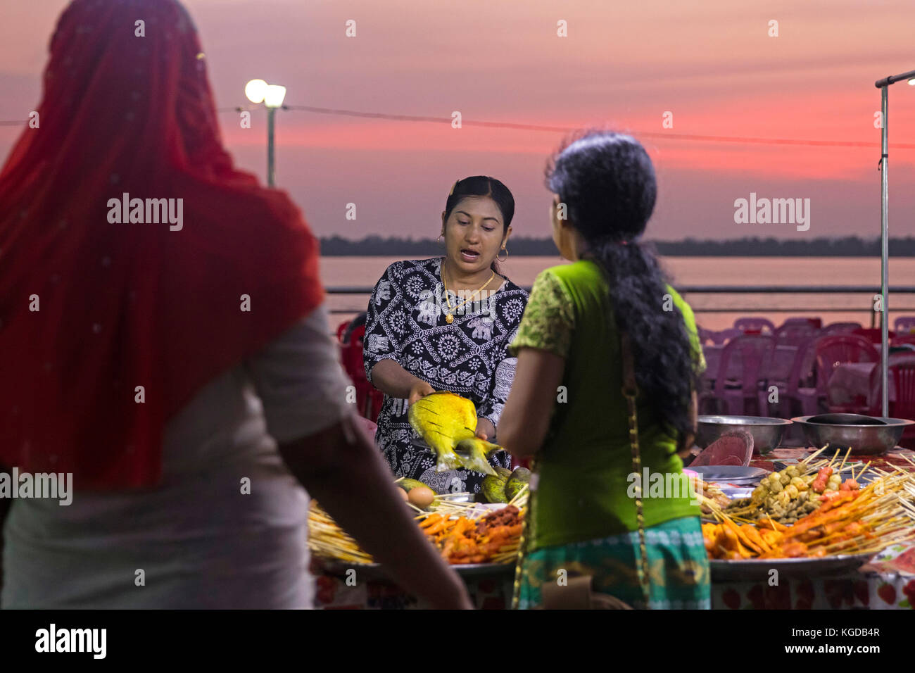 Nacht Markt entlang der Salween River/thanlwin River in mawlamyine/mawlamyaing, Mon, Myanmar/Birma Stockfoto