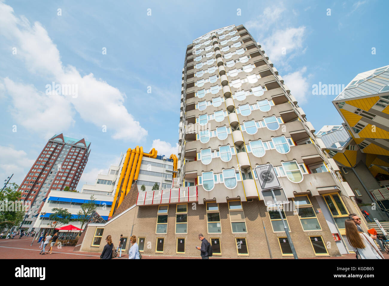 Rotterdam, Niederlande - 22 August, 2017; wide angle Sammlung architektonisch einzigartigen Gebäude einschließlich cube Häuser auf der rechten Seite, und Apartment Block wissen Stockfoto