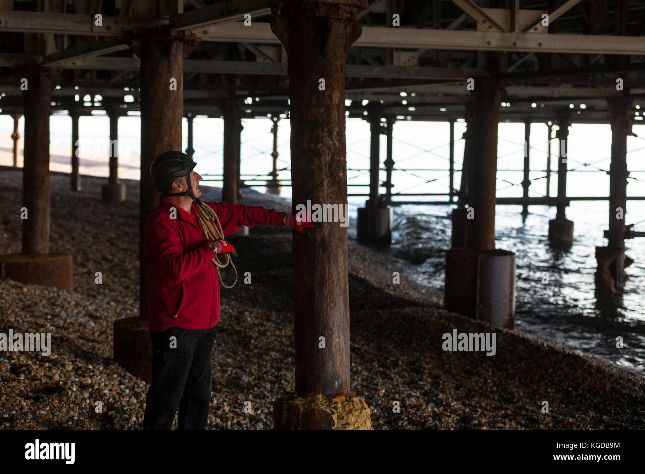 Der Chief Engineer für die Hastings Pier prüft unter für die Zeichen des Verfalls und der Schäden, Hastings, East Sussex, Großbritannien Stockfoto