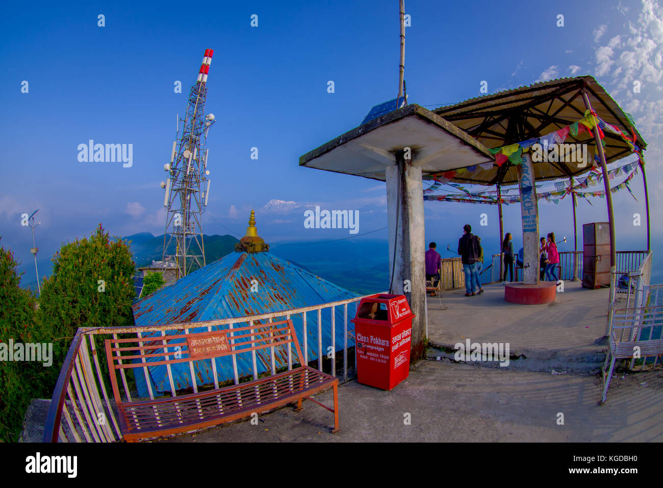 Pokhara, Nepal, September 04, 2017: Unbekannter Tourist unter einen Hut im Hilltop der sarangkot Aussichtspunkt in die Berge Annapurna bei Sonnenaufgang am Sarangkot, Nepal, Fischaugen-Effekt Stockfoto