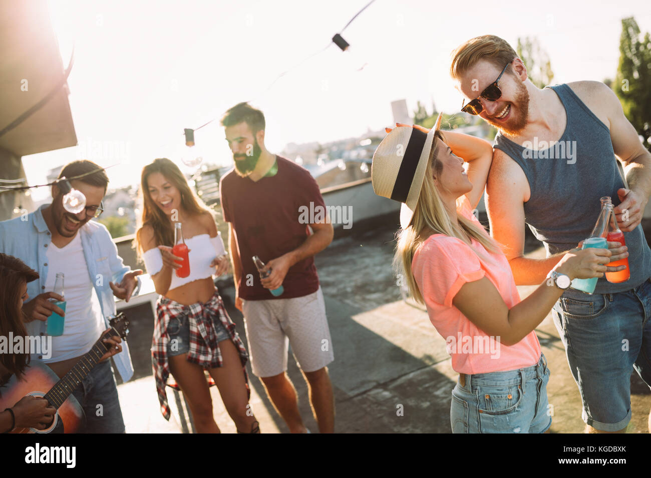 Gruppe von glücklich, Freunde, Party auf dem Dach Stockfoto