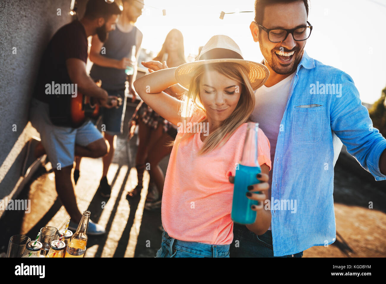 Glückliches Paar, das Spaß mal bei Party Stockfoto