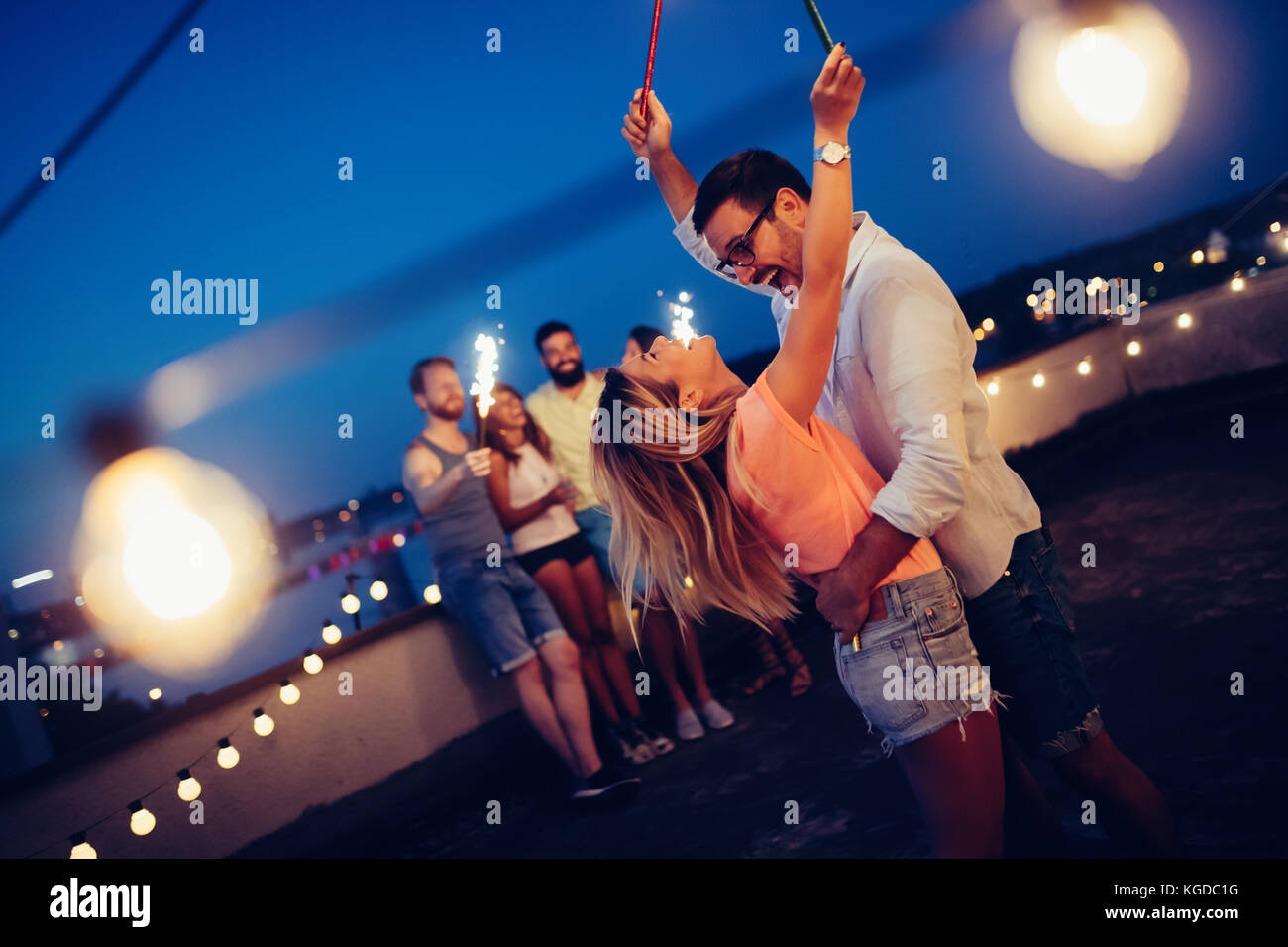 Gruppe der glücklichen Freunde feiern auf der Dachterrasse Stockfoto