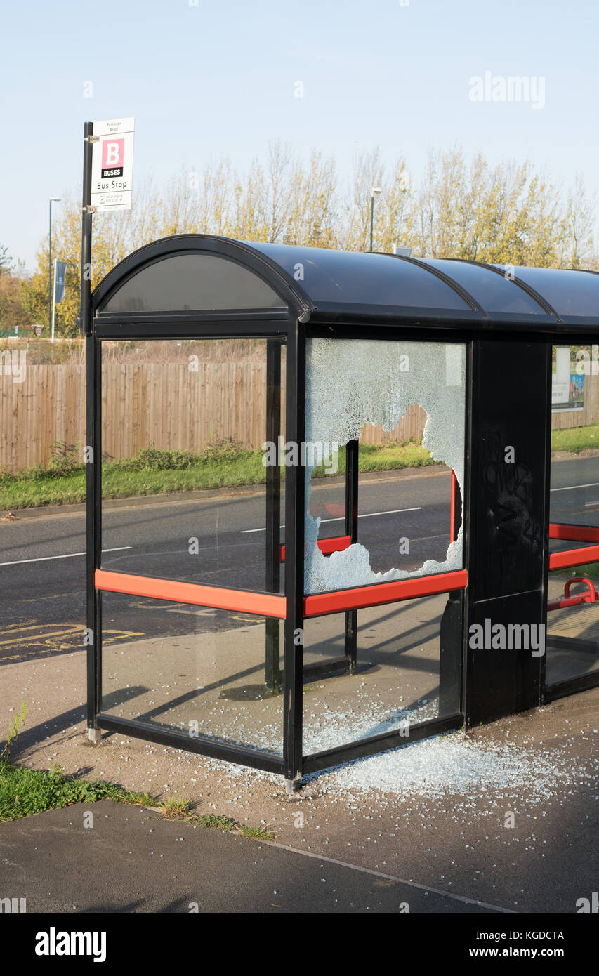 Vandalized Wartehalle mit zerbrochenen Glasscheibe, England, Großbritannien Stockfoto