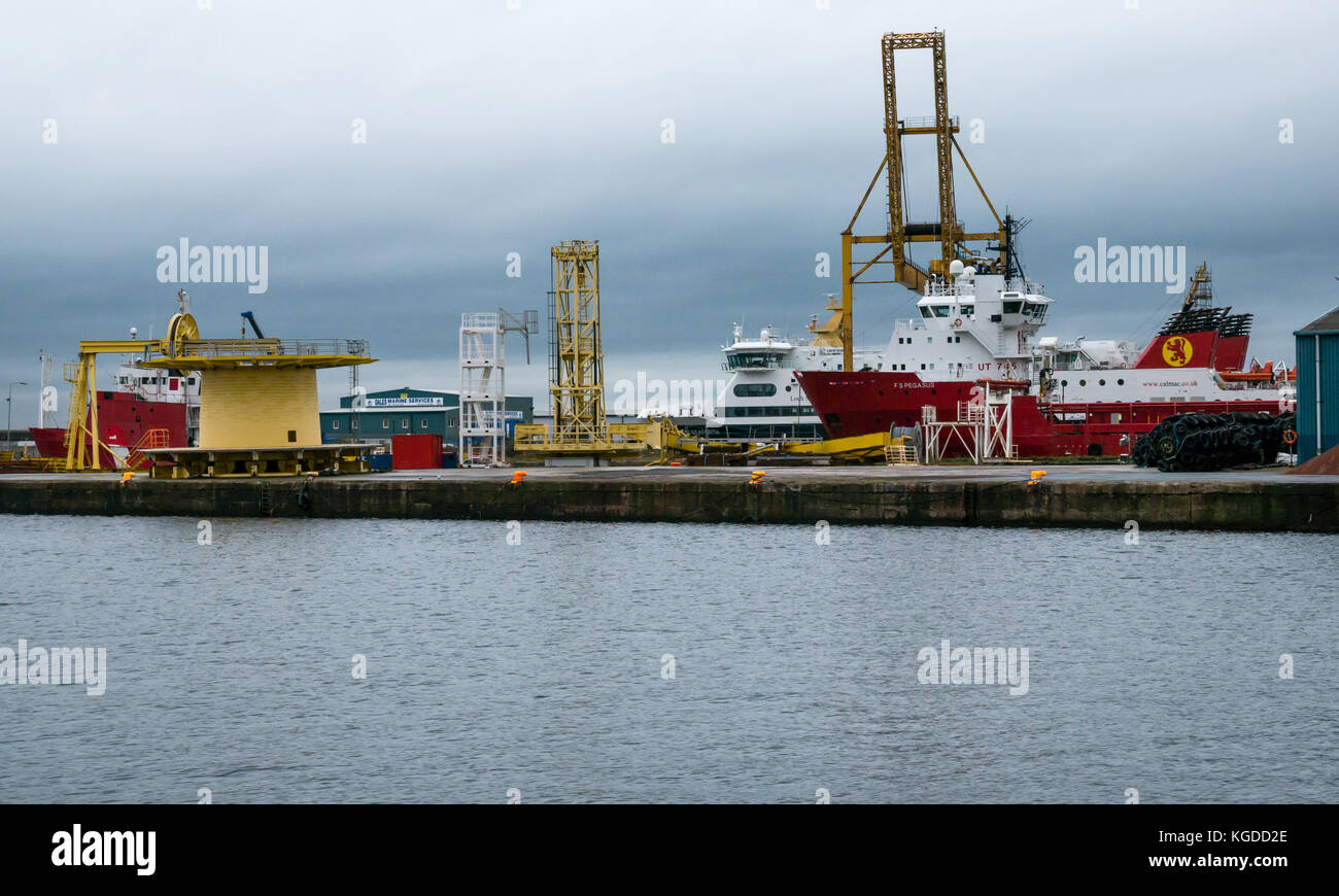 Caledonian MacBrayne Calmac Fähre in Leith Harbour dockyard Pier mit leeren Liegeplatz, maritime Wirtschaft Krane und Baumaschinen, Edinburgh, Schottland, Großbritannien Stockfoto
