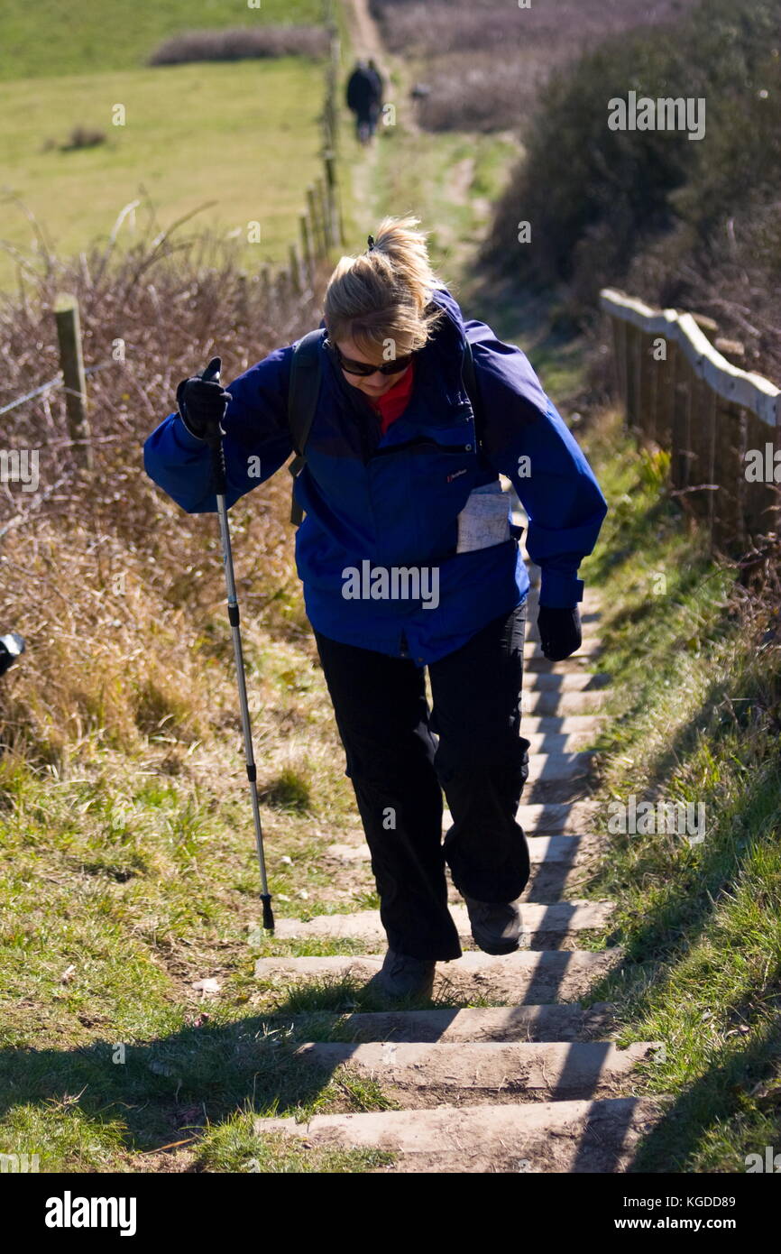 Spaziergänger an der Küste steile Stufen weg, St Albans, Worth Matravers, Dorset Stockfoto