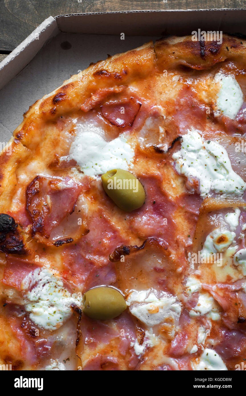 Pizza in einem Karton, der von Oben Stockfoto