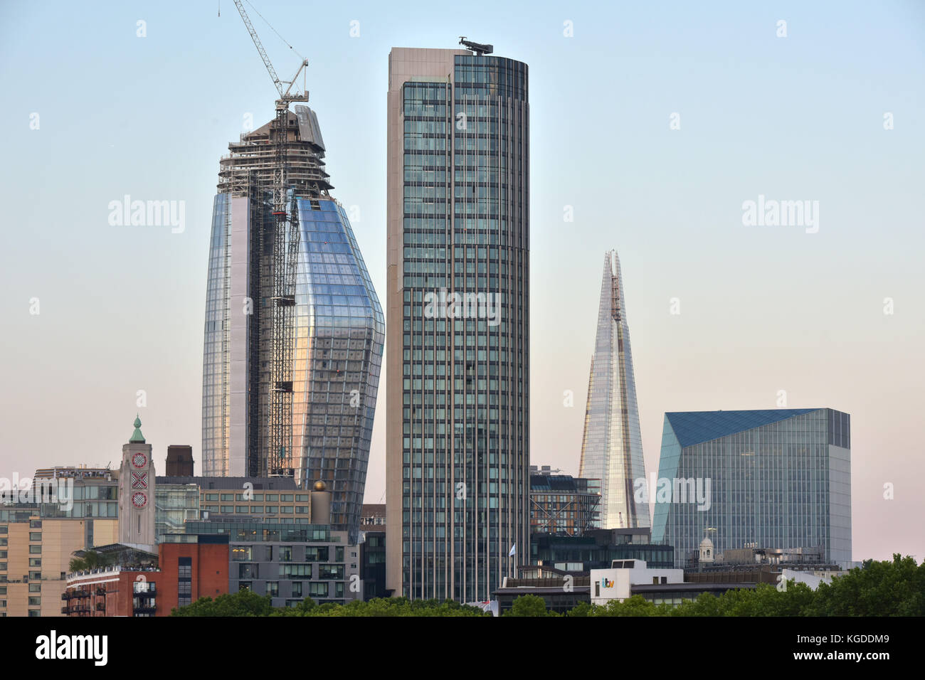 Neue Entwicklungen entlang der South Bank der Themse in London sind Erstellung einer alternativen Londoner Skyline. Von Links nach Rechts, die diminutive OXO Towe Stockfoto