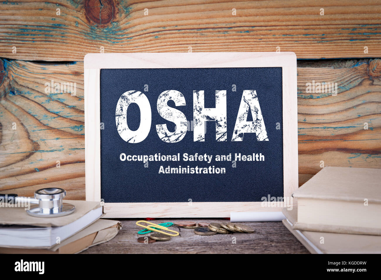 Osha, Behörde für Sicherheit und Gesundheitsschutz am Arbeitsplatz. Tafel auf einem hölzernen Hintergrund Stockfoto
