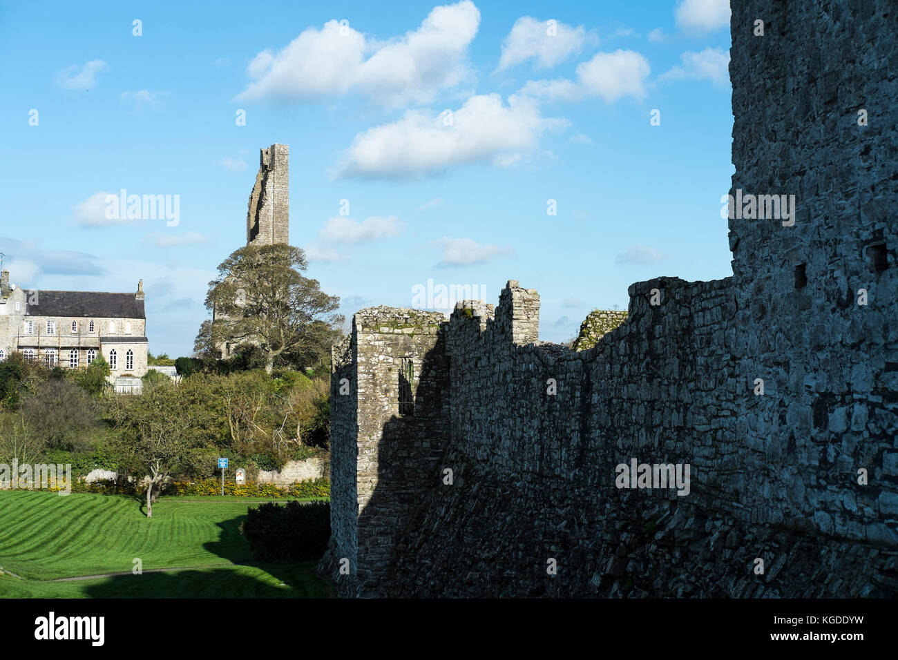 Der gelbe Kirchturm von St Mary's Abbey Trim Castle in der Grafschaft Meath in der Nähe von Dublin, Republik Irland, Drehort für den Film braveheart mit Mel Gibson Stockfoto