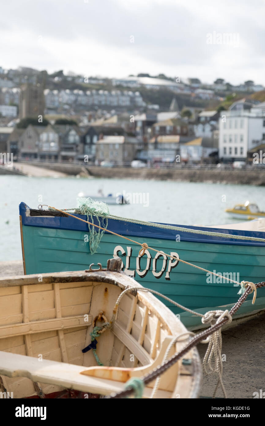 St. Ives Hafen mit dem Bug des Gig-Bootes Sloop im Vordergrund, St. Ives, Cornwall, UK Stockfoto