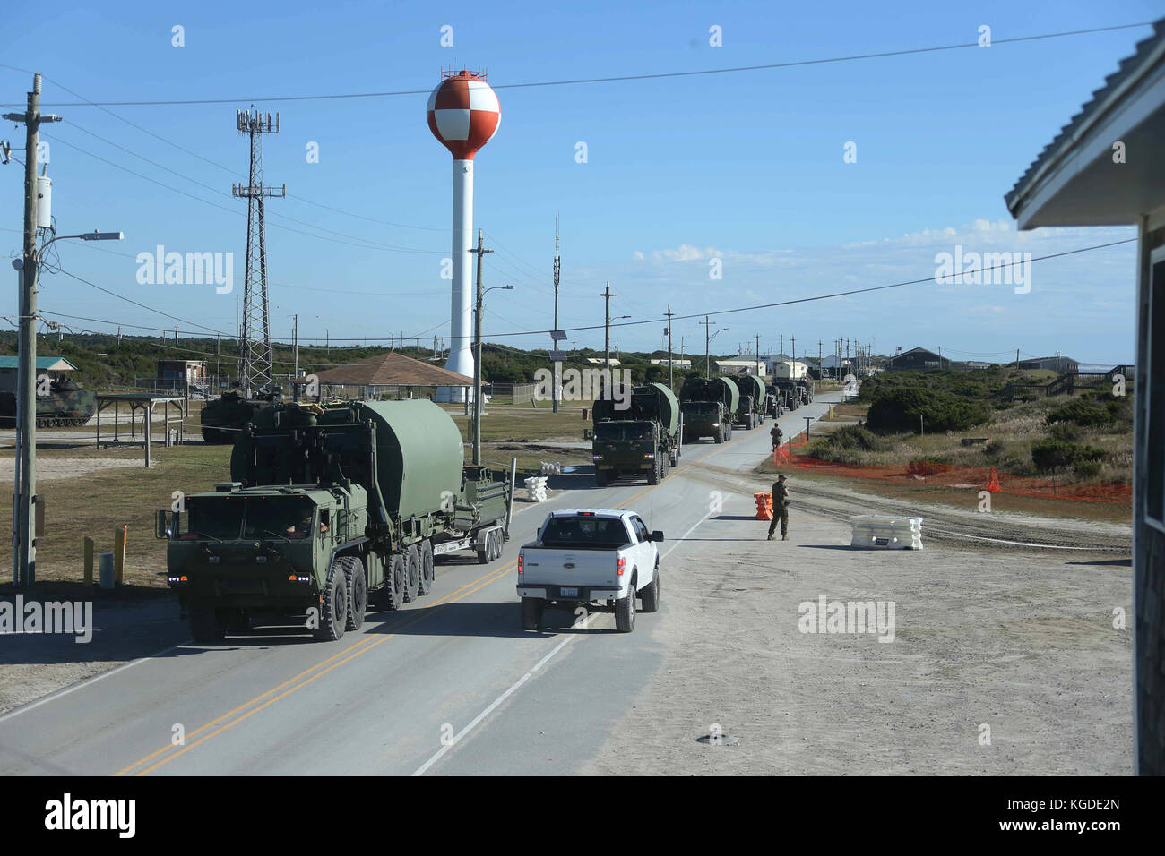 Ein Logistisches System des Fahrzeugs Ersatz (LVSR) macht seinen Weg nach Onslow Strand während einer Übung in Camp Lejeune, N.C., Okt. 25, 2017. Bold ALL Stockfoto