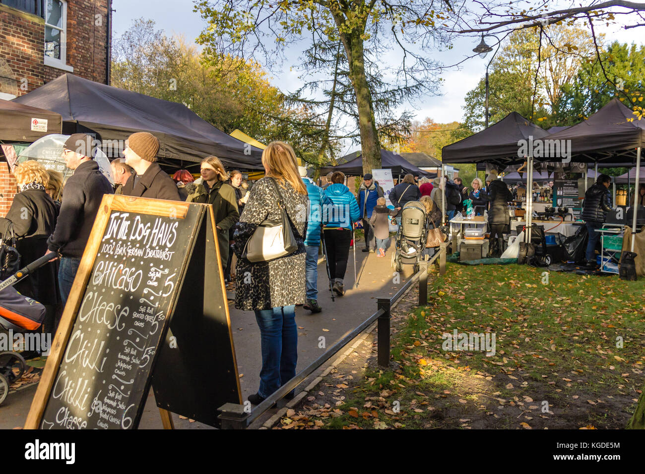 Cheadle Village - die Hersteller den Markt an einem sonnigen Nachmittag im November 2017 Stockfoto