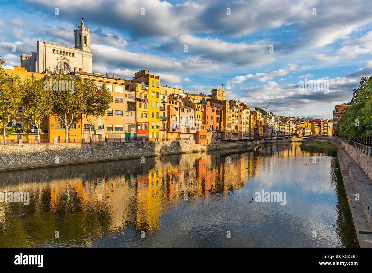 Bunte Häuser am Ufer des Flusses onyar Girona Stockfoto