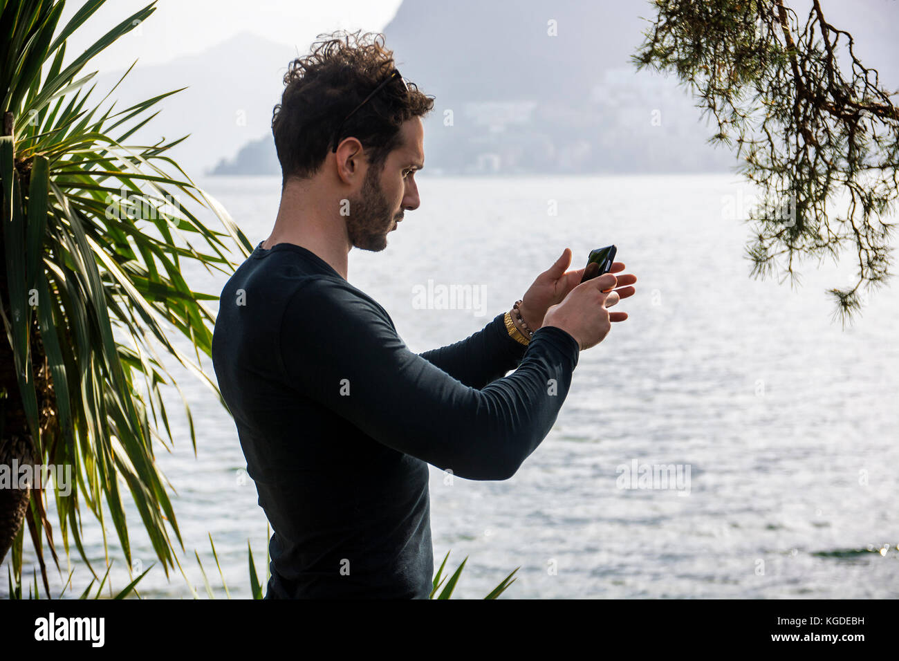 Schöner Mann an einem See in einem sonnigen, ruhigen Stockfoto